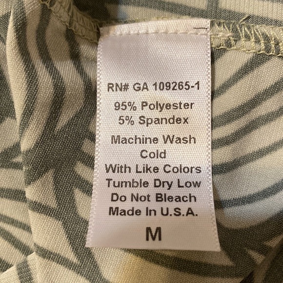 Long Elegant Legs maxi dress.  Deep green print.  Size medium. Worn once - Picture 8 of 10